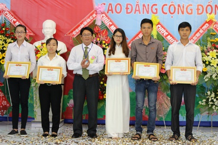  Ths. Trần Thanh Tùng- Hiệu trưởng nhà trường trao giấy khen cho 5 HSSV tốt nghiệp loại xuất sắc