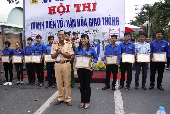Đại tá Thái Văn Bền- Trưởng phòng Cảnh sát giao thông đường bộ trao giải thưởng cho các đội tham gia.