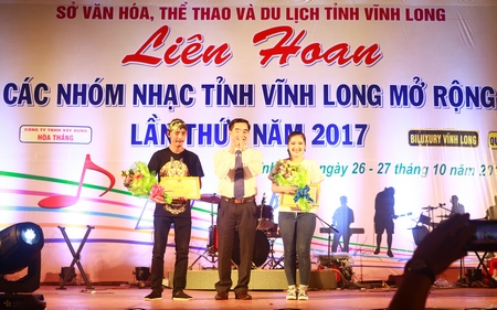 Ông Lê Thanh Hiền- Phó Giám đốc Sở Văn hóa, Thể thao và Du Lịch tỉnh Vĩnh Long trao giải thưởng tập thể cho 2 nhóm nhạc xuất sắc nhất.