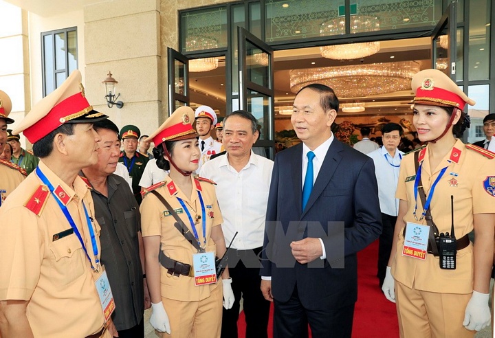 Chủ tịch nước Trần Đại Quang thăm hỏi các chiến sỹ Cảnh sát giao thông làm nhiệm vụ tại Tuần lễ Cấp cao APEC 2017. (Ảnh: Nhan Sáng/TTXVN)