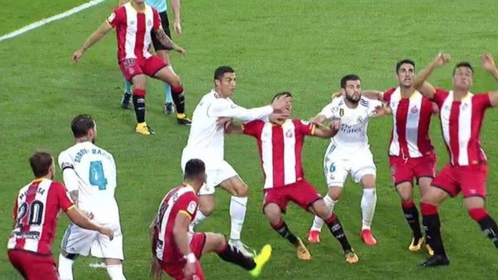 Thậm chí, Ronaldo còn có nguy cơ đối diện án phạt nguội khi dùng tay đập vào mặt đối thủ và bị camera ghi lại.