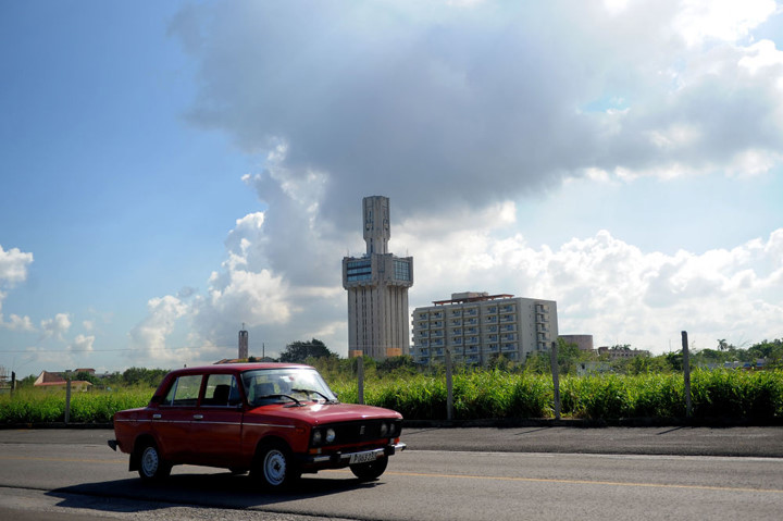 Những chiếc xe thời Xô Viết còn nhiều ở Cuba đến nỗi chúng trở thành “đặc sản” khi nhắc tới quốc đảo Caribbean này. Trong ảnh là một chiếc xe của LB Xô Viết cũ đi ngang qua Đại sứ quán Nga ngày nay ở La Havana.
