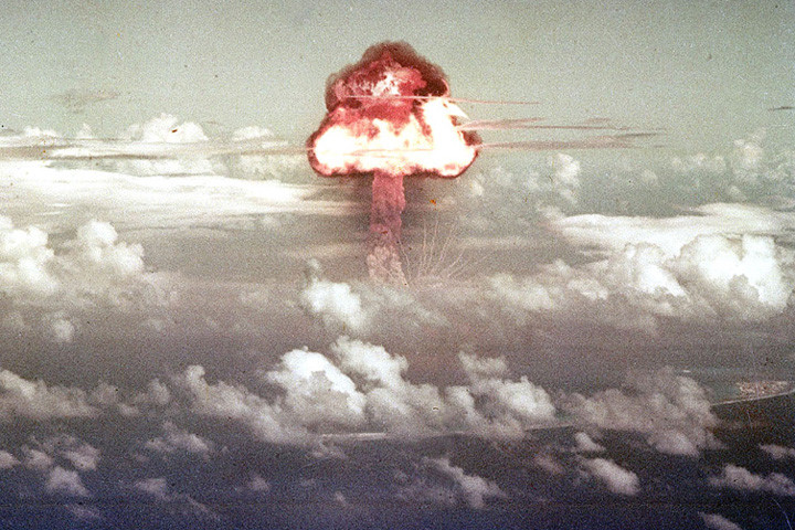 Ngày 16/11/1952, một oanh tạc cơ B-36H của Mỹ thả một quả bom hạt nhân xuống phía bắc đảo Runit trong chuỗi đảo Enewetak, tạo ra vụ nổ 500 kiloton.