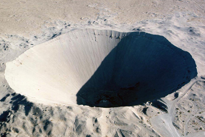 Hố bom siêu khủng được tạo ra từ một vụ nổ bom có sức công phá 100 kiloton. 12 triệu tấn đất đá bị thổi bay. Hố này sâu 97m và rộng 390m.