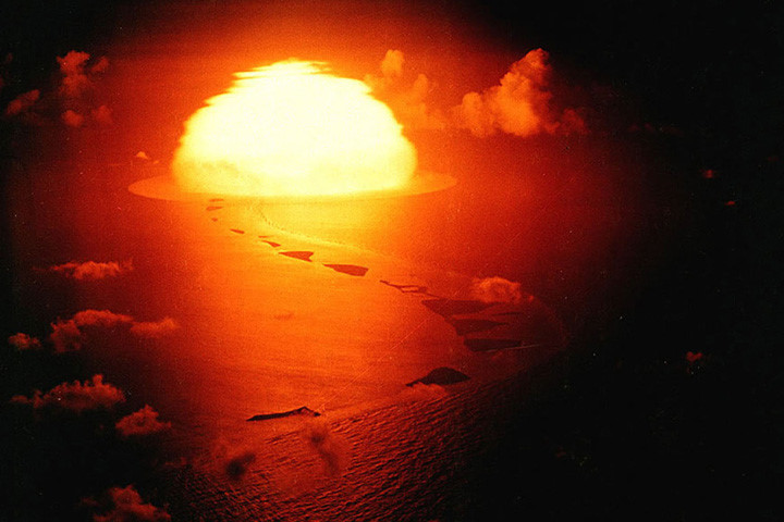 Chiến dịch thử bom Greenhouse diễn ra vào mùa xuân năm 1951, với 4 vụ nổ ở Thái Bình Dương. Trong ảnh là vụ nổ hạt nhân thứ 3 và là vụ nổ nhiệt hạch đầu tiên.