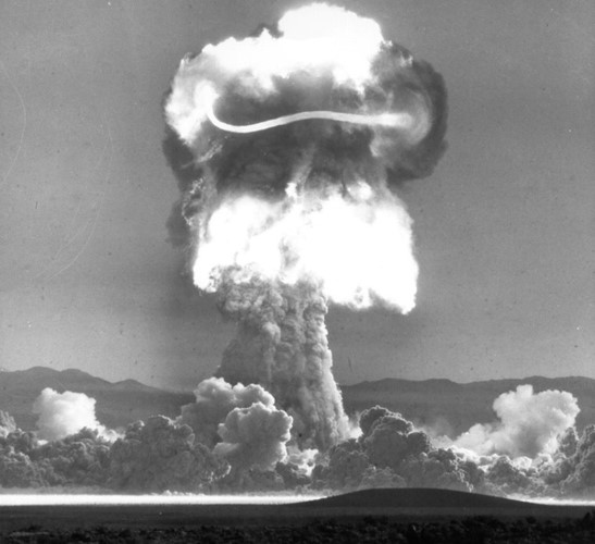 Cầu lửa đáng sợ từ vụ kích nổ thiết bị hạt nhân Priscilla, vào tháng 6/1957.