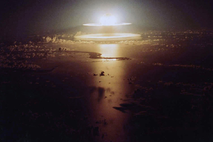 Nhiều vòng tròn sáng mở rộng bao quanh mây nấm trong vụ thử Yeso ở Mỹ, cũng vào năm 1962.