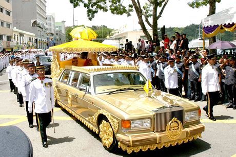 Là chiếc xe đắt nhất một nguyên thủ quốc gia từng sử dụng, siêu xe mạ vàng Rolls-Royce của quốc vương Brunei có giá lên tới 14 triệu USD.