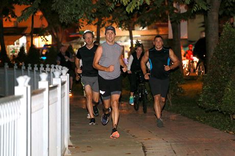 Tối cùng ngày, người dân tập thể dục tại khu vực dưới chân cầu Thị Nghè bất ngờ thấy ông Trudeau cùng một số nhân viên chạy bộ dọc bờ kè Nhiêu Lộc - Thị Nghè (Ảnh: Thanh Niên)