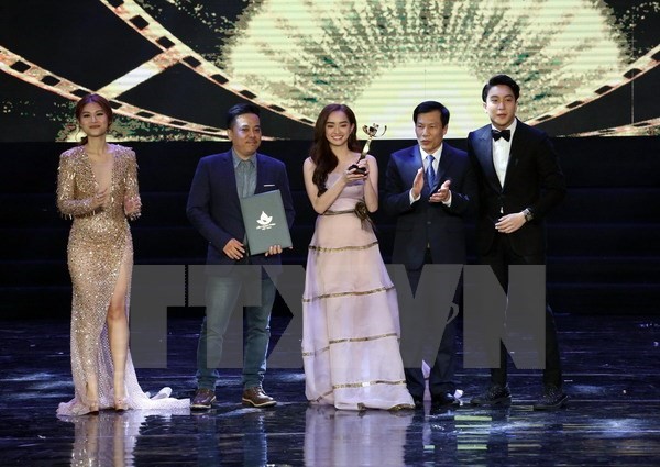 Ban tổ chức trao giải Bông sen vàng cho bộ phim Em chưa 18 (thể loại phim truyện điện ảnh). (Ảnh: Trần Lê Lâm/TTXVN)
