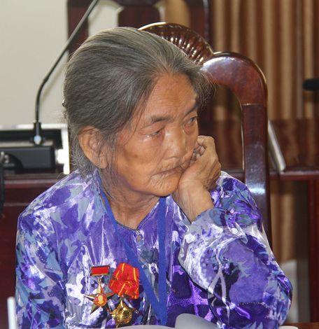 Cô Hai Dung- cháu bà Chín Hạnh- xúc động khi được dự hội thảo về chùa Minh Sư.