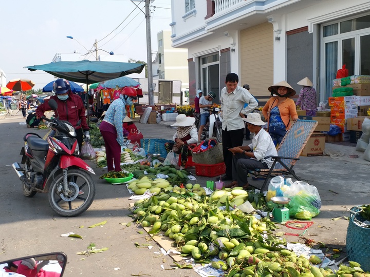  Chợ tết huyện Tam Bình được nhiều người cho là vắng hơn mọi năm.