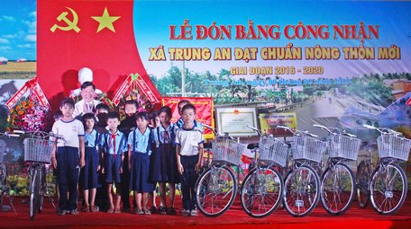Đồng chí Trần Văn Rón- Ủy viên BCH Trung ương Đảng, Bí thư Tỉnh ủy- tặng xe đạp cho học sinh nghèo hiếu học trước thềm năm mới. Ảnh: XUÂN TƯƠI