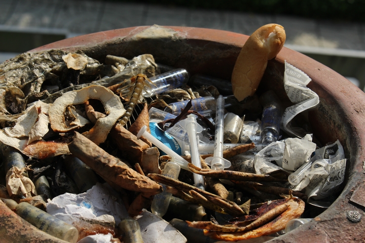 Bình gốm được trang trí trong khuôn viên quảng trường cũng trở thành “thùng rác” để chứa vỏ ống chích đã sử dụng.
