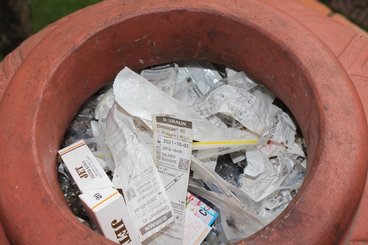 Bình gốm được trang trí trong khuôn viên quảng trường cũng trở thành “thùng rác” để chứa vỏ ống chích đã sử dụng.