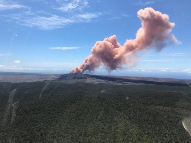 Những cột khói bụi núi lửa từ núi Kilauea có thể được trông thấy từ cách đó hàng chục km. Kilauea cũng là một trong những ngọn núi lửa còn hoạt động, hơn nữa, hoạt động tích cực trên quần đảo Hawaii. 