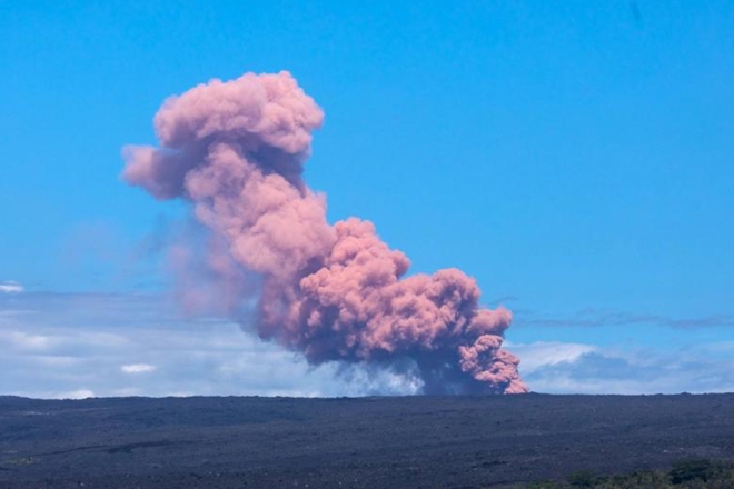 Núi lửa Kilauea đang phun cột khói lớn lên bầu trời mang theo cả khí độc sulfur dioxide có thể làm tổn hại sức khỏe con người nếu hít phải. Sulfur dioxide kết hợp với nước sẽ tạo thành mưa acid nếu trời đổ mưa.