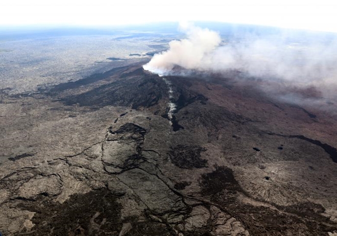 Kilauea là một trong 5 núi lửa trên đảo Hawaii. Ngọn núi hoạt động mạnh hơn và phun dung nham sau loạt dư trấn trong tuần qua. 