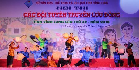 Tiết mục múa “Tình đất tình người” của đơn vị huyện Long Hồ.