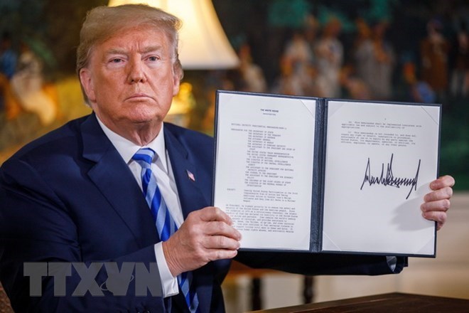 Tổng thống Mỹ Donald Trump ký Bản ghi nhớ về việc rút Mỹ khỏi JCPOA tại Nhà Trắng ở Washington DC., ngày 8/5. (Nguồn: THX/TTXVN)