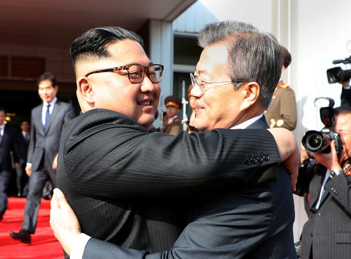 Lãnh đạo hai miền Triều Tiên ôm nhau tiễn biệt sau cuộc gặp tại ngày 26/5 tại Bàn Môn Điếm - Ảnh: REUTERS