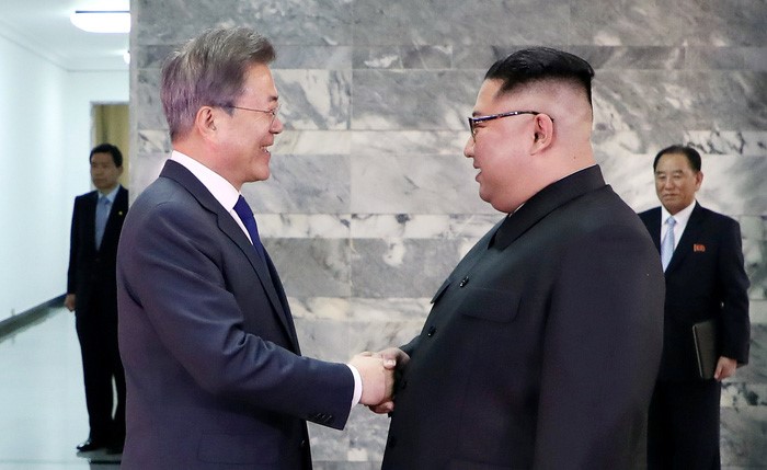 Tổng thống Hàn Quốc Moon Jae In (trái) trong cuộc gặp bí mật với nhà lãnh đạo Triều Tiên Kim Jong Un tại Bàn Môn Điếm. Ảnh được cung cấp bởi Phủ Tổng thống Hàn Quốc ngày 26/5 - Ảnh: REUTERS