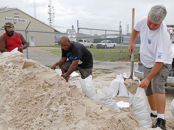Người dân hạt Harrison, bang Mississippi chuẩn bị bao cát chắn bão. Ảnh: ABC News