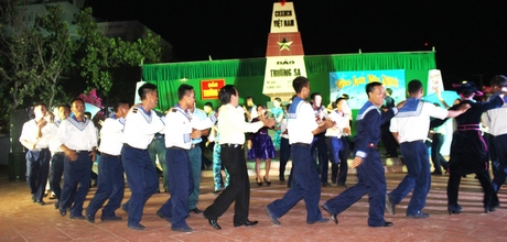 Đêm văn nghệ giao lưu giữa đoàn với các chiến sĩ Hải quân giữ đảo.
