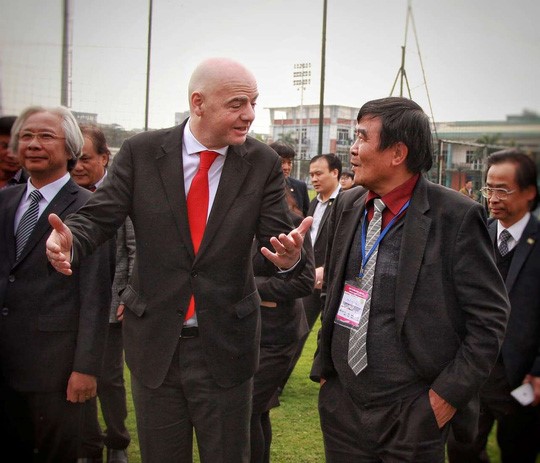 Ông Nguyễn Xuân Gụ trò chuyện với chủ tịch FIFA Gianni Infantino trong chuyến thăm Việt Nam tháng 2-2018
