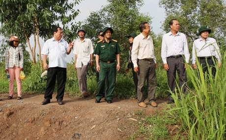 Chủ tịch UBND tỉnh- Nguyễn Văn Quang tham quan, tìm hiểu mô hình trồng mãng cầu xiêm Thái.