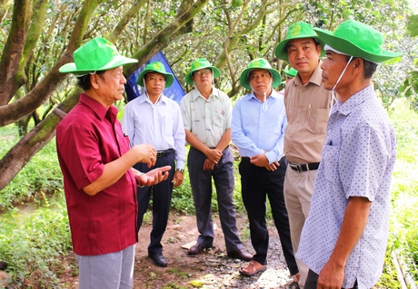 Phó Bí thư Thường trực Tỉnh ủy, Chủ tịch HĐND tỉnh- Trương Văn Sáu hỏi thăm tình hình sản xuất, đời sống nông dân xã Mỹ Hòa