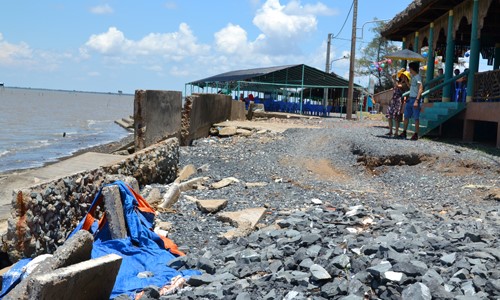 Sụt lún đang là mối nguy của ĐBSCL (ảnh chụp tại Khu du lịch biển Tân Thành).