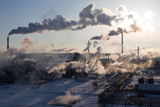 Một nhà máy lọc dầu ở Nga (Ảnh: Getty)