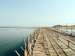 Cầu tre bắc qua sông ở Campuchia
