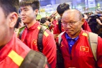 Biển người đổ ra sân bay đón đội tuyển Việt Nam trở về