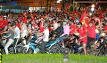 Hàng ngàn người hâm mộ xuống đường mừng Việt Nam vô địch.