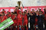 Hình ảnh tuyển thủ Việt Nam giương cao chiếc cúp vô địch AFF Cup 2018