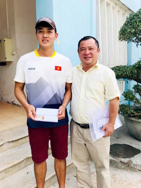 Ông Nguyễn Minh Hiền- Giám đốc Trung tâm Huấn luyện thi đấu Thể thao tỉnh Vĩnh Long (phải) thưởng nóng cho VĐV Nguyễn Văn Đầy.