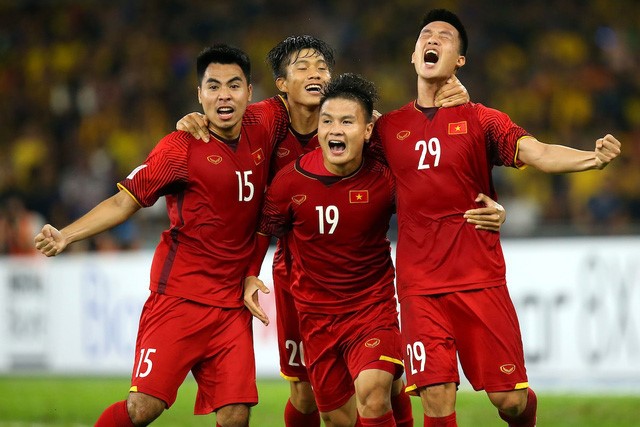 Quang Hải (giữa) nhận giải Cầu thủ xuất sắc nhất AFF Cup 2018