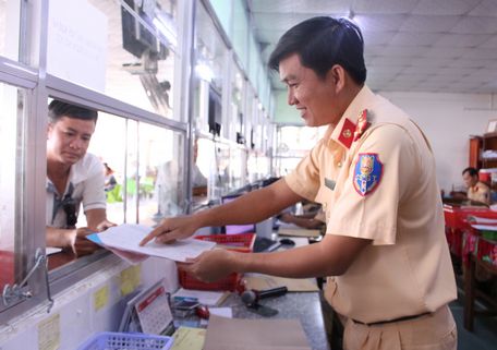 Đại úy Nguyễn Trường Giang luôn hết lòng với công việc, hòa nhã với nhân dân.
