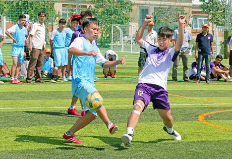 Pha tranh bóng trong trận chung kết giữa 2 đội Trường THPT Lưu Văn Liệt (áo trắng- tím) và Trường ĐH Xây dựng Miền Tây.