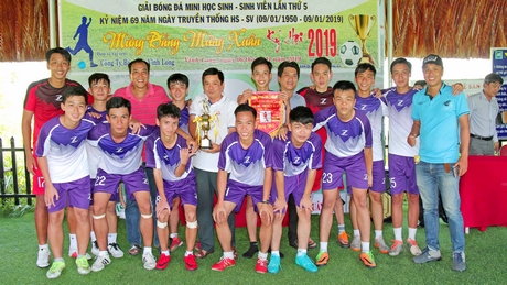 Đội Trường THPT Lưu Văn Liệt giành chức vô địch bóng đá nam.