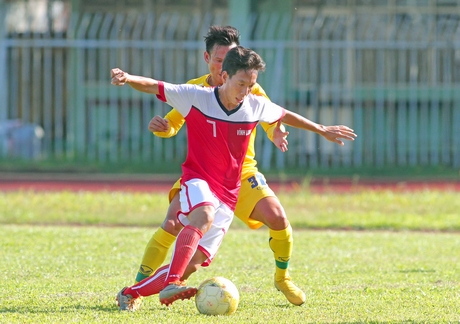 Pha tranh bóng trong trận Vĩnh Long (áo đỏ) thắng ĐồngTháp 2-1.