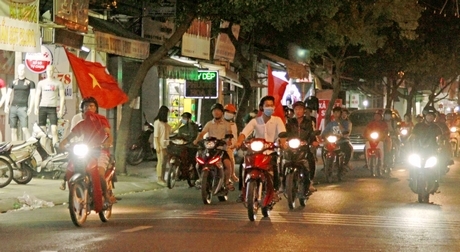 Đường phố Vĩnh Long tuy không bằng AFF Cup, nhưng đã tạo không khí thật vui nhộn trong đêm qua.