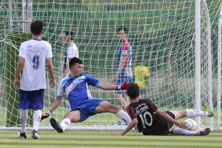 Thủ môn Trình Huỳnh Anh Minh (15, Relax FC).