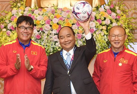    Thủ tướng Nguyễn Xuân Phúc nhận quả bóng ĐT Việt Nam tặng trong cuộc gặp BHL và các cầu thủ ngày 21/12/2018.