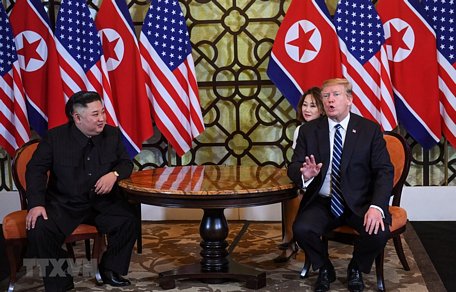 Tổng thống Mỹ Donald Trump (phải) và Chủ tịch Triều Tiên Kim Jong-un trong cuộc gặp riêng tại ngày làm việc thứ hai của Hội nghị thượng đỉnh Mỹ-Triều lần hai ở Hà Nội, ngày 28/2/2019. (Ảnh: AFP/TTXVN