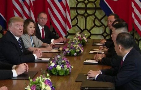 Tổng thống Mỹ và nhà lãnh đạo Triều Tiên trên bàn họp. Ảnh: AP