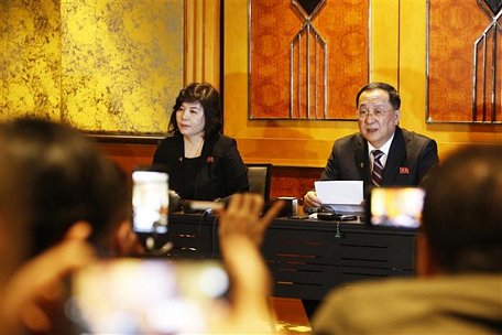 Bộ trưởng Bộ Ngoại giao Triều Tiên Ri Yong Ho (phải) chủ trì họp báo về Hội nghị Thượng đỉnh Mỹ - Triều Tiên lần thứ hai. Ảnh: Lâm Khánh - TTXVN