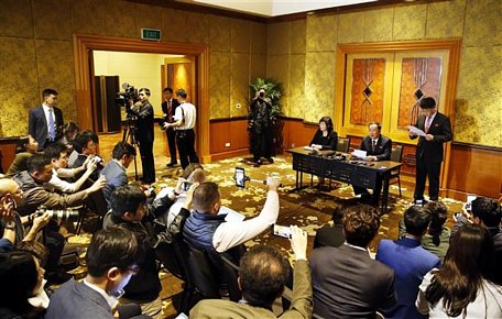Ngoại trưởng Triều Tiên Ri Yong Ho (ngồi bên phải) chủ trì họp báo về Hội nghị Thượng đỉnh Mỹ - Triều Tiên lần thứ hai. Ảnh: Lâm Khánh - TTXVN